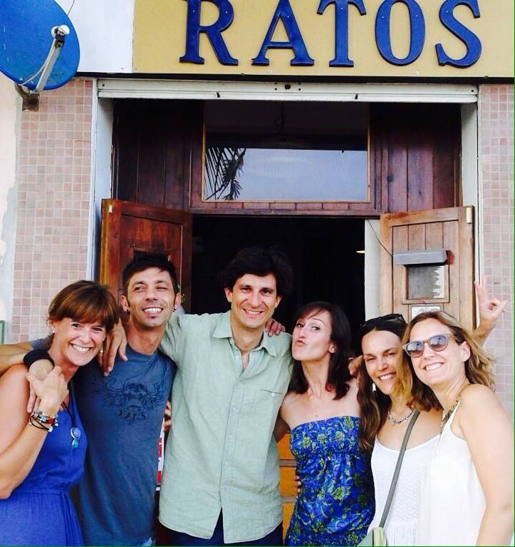 Amigos en puerta de bar